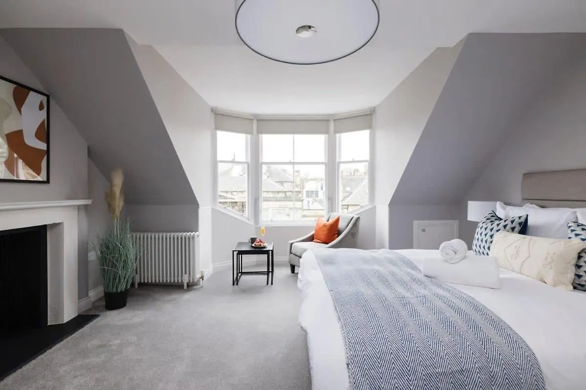 Dragon Suites - City Centre Castle View 1 Bed Apartment Эдинбург