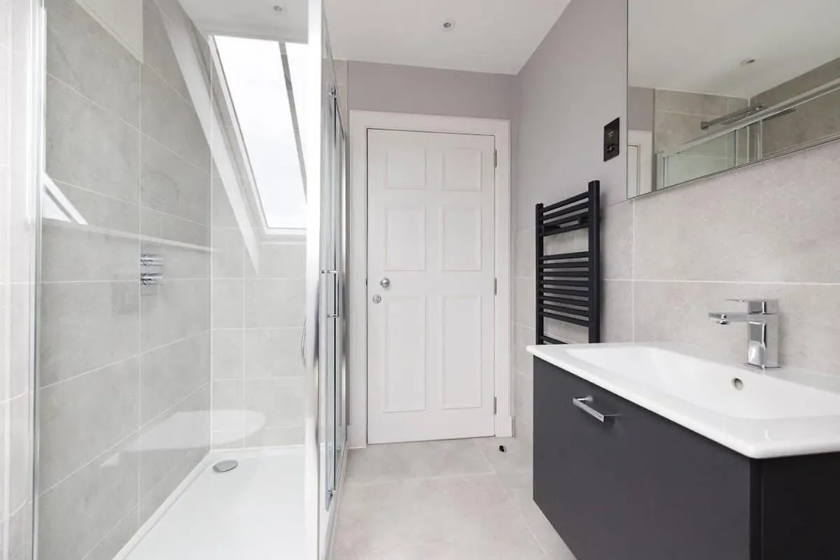 Dragon Suites - City Centre Castle View 1 Bed Apartment Эдинбург